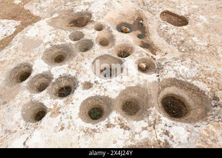 Neolithische archäologische Stätte von Karahan Tepe, geschnitzte Löcher, Sanliurfa, Türkei Stockfoto