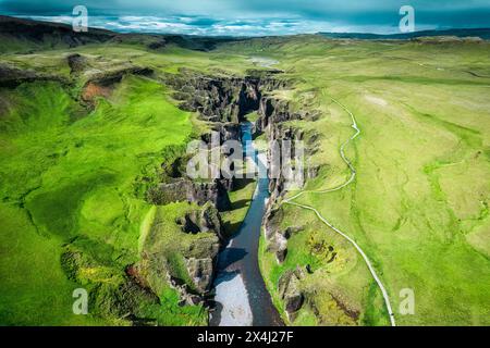 Landschaft aus der Vogelperspektive des zerklüfteten Canyons von Fjadrargljufur, der im Sommer in Kirkjubaejarklaustur, Island, fließt Stockfoto