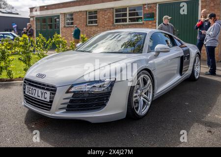 2007 Audi R8 4,2 Quattro, ausgestellt auf dem April Scramble im Bicester Heritage Centre am 21. April 2024. Stockfoto