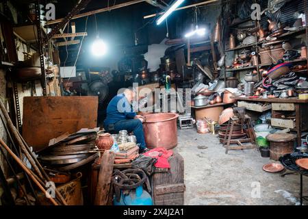 Kupferschmied arbeitet an einem Kupferbecken, Gaziantep Basar, Truthahn Stockfoto