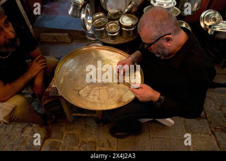 Kupferschmied, der eine Kupferplatte graviert, Gaziantep Basar, Truthahn Stockfoto