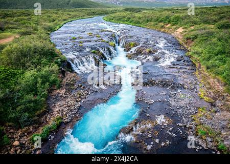 Aus der Vogelperspektive die malerische Landschaft des Bruarfoss Wasserfalls, der im Sommer im Südwesten Islands vom Bruara River in die Wildnis fließt Stockfoto