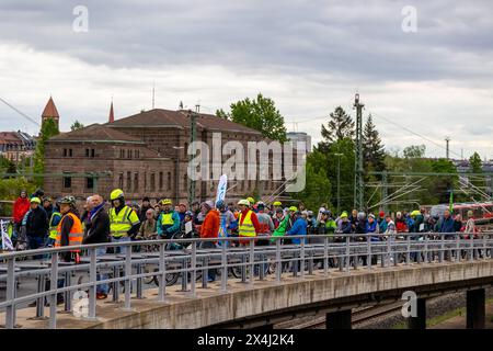 Fahrrad-Demonstration für die Mobilitätswende im Großraum Nürnberg Raddemo gegen den Ausbau des Frankenschnellwegs, für Radschnellwege und für die Stadt-Umland-Bahn, die Verlängerung der Straßenbahn von Nürnberg über Erlangen nach Herzogenaurach. Die Route der Demonstration führte vom Nürnberger Opernhaus über den Frankenschnellweg bis zur Straßenbahnhaltestelle am Wegfeld , das Ende der derzeitigen Ausbaustrecke der Tram nach Erlangen. Nürnberg Bayern Deutschland *** Fahrraddemonstration zur Mobilitätswende im Großraum Nürnberg Fahrraddemonstration gegen den Ausbau Stockfoto