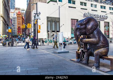 Outdoor-Kunstinstallation A Wild Life for Wildlife Elephant and Rabbitwoman des Künstlerduos Gillie and Marc, 9-11 Memorial, Lower Manhattan, New York Stockfoto