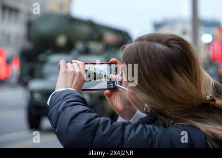Foto einer Frau auf Smartphone-Kamera russisches strategisches Raketensystem "Yars" auf der Stadtstraße vor der Siegtagsparade Stockfoto