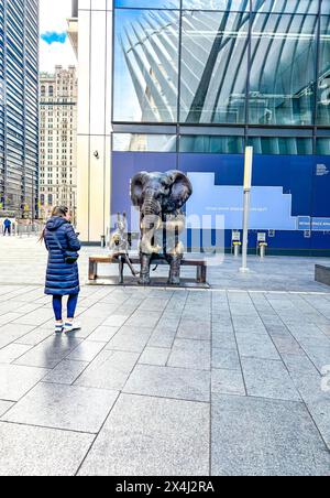 Outdoor-Kunstinstallation A Wild Life for Wildlife Elephant and Rabbitwoman des Künstlerduos Gillie and Marc, 9-11 Memorial, Lower Manhattan, New York Stockfoto