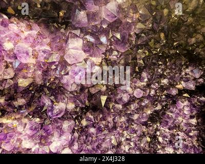 Nahaufnahme von Amethyst-Geoden-Kristallclustern Stockfoto