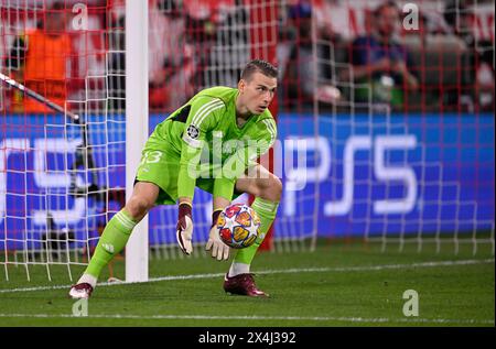 Torhüter Andriy Lunin Real Madrid (13) Action mit Ball, Champions League, CL, Allianz Arena, München, Bayern, Deutschland Stockfoto