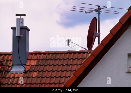 Nachträglicher Schornstein auf dem Dach, mit Staubabscheider, elektrostatischer Filterung von Rußpartikeln aus der Innenseite des Rauchrohres, Stromanschluss Stockfoto