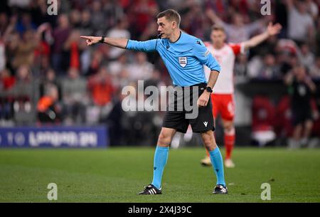 Schiedsrichter Clement Turpin (FRA) Geste, Geste, Punkte zum Elfmeterpunkt, Elfmeter, Elfmeterschießen, Champions League, CL, Allianz Arena, München, Bayern Stockfoto