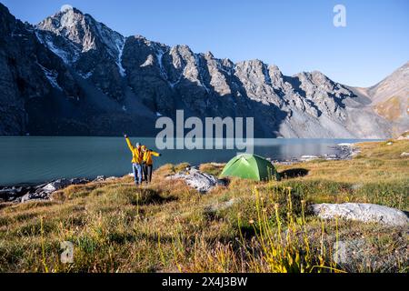 Zwei Wanderer campen in der Wildnis, Bergsee im Tien Shan, See Ala-Kul, Kirgisistan Stockfoto