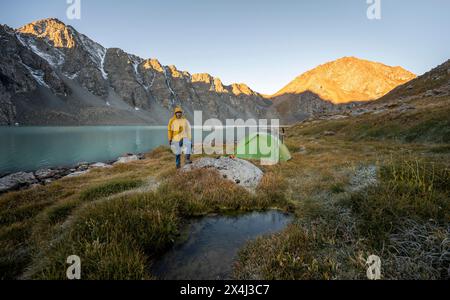 Wanderer campen in der Wildnis, Bergsee im Tien Shan, See Ala-Kul, Kirgisistan Stockfoto