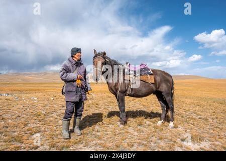 Nomadisches Leben auf einem Plateau, Hirte auf Pferd, Tian Shan Berge, Jety Oguz, Kirgisistan Stockfoto