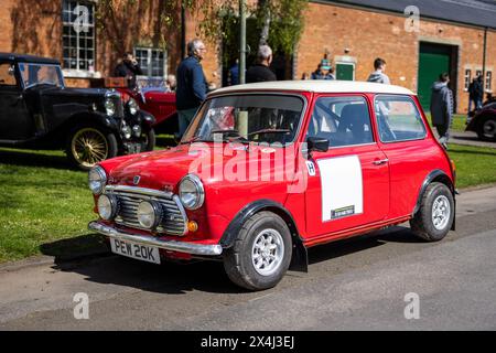 1971 Mini 1000, ausgestellt auf dem April Scramble im Bicester Heritage Centre am 21. April 2024. Stockfoto