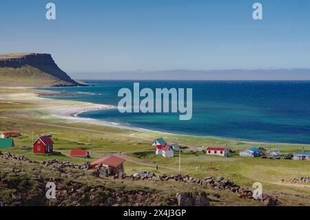 Verlassene Häuser in einer breiten Bucht mit Sandstränden, Latrabjarg, Westfjorde, Island Stockfoto