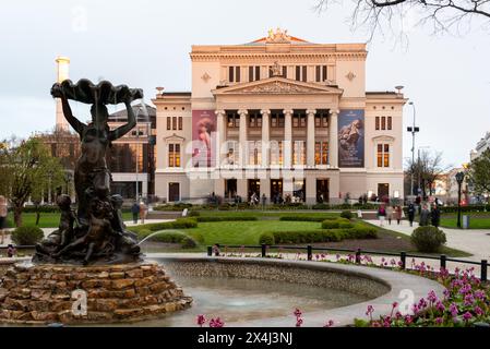 Lettische Nationaloper, erbaut nach Entwürfen des Architekten Ludwig Bohnstedt im neoklassizistischen Stil, 1863 in Riga, Lettland Stockfoto