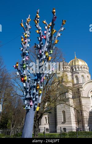 Die Geburtskirche Christi, die größte russisch-orthodoxe Kirche im Baltikum, steht im Rigaer Esplanadenpark vor einem Baum Stockfoto