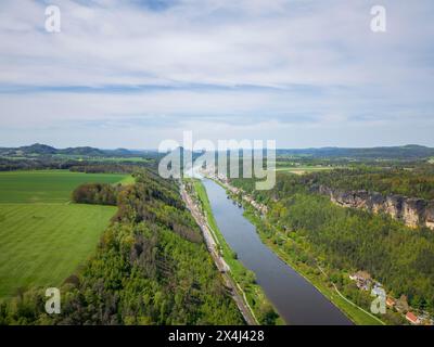 Die Schrammsteine sind eine langgezogene, stark zerklüftete Gesteinsgruppe im Elbsandsteingebirge östlich von Bad Schandau in der Sächsischen Schweiz. Stockfoto