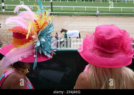 Louisville, Usa. Mai 2024. Rennfans beobachten, wie die Pferde vor dem 150. Lauf der Kentucky Oaks in Churchill Downs am Freitag, den 3. Mai 2024 in Louisville, Kentucky, zum Fahrerlager aufbrechen. Foto: Mark Abraham/UPI Credit: UPI/Alamy Live News Stockfoto