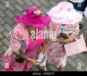 Louisville, Usa. Mai 2024. Rennsportfans begeben sich vor dem 150. Lauf der Kentucky Oaks in Churchill Downs am Freitag, den 3. Mai 2024 in Louisville, Kentucky, ins Fahrerlager. Foto: Mark Abraham/UPI Credit: UPI/Alamy Live News Stockfoto