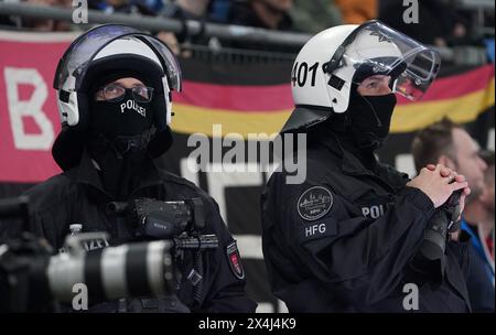 Hamburg, Deutschland. Mai 2024. Fußball, 2. Bundesliga, Hamburger SV - FC St. Pauli, Spieltag 32, im Volksparkstadion. Polizisten stehen im Stadion mit Helmen, Masken und Beweissicherungsausrüstung. WICHTIGER HINWEIS: Gemäß den Vorschriften der DFL Deutscher Fußball-Liga und des DFB Deutscher Fußball-Bundes ist es verboten, im Stadion und/oder im Spiel aufgenommene Fotografien in Form von sequenziellen Bildern und/oder videoähnlichen Fotoserien zu verwenden oder zu verwenden. Quelle: Marcus Brandt/dpa/Alamy Live News Stockfoto