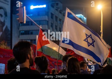 Tel Aviv, Israel, Israel. Juli 2023. Demonstranten führen am 24. Juli 2023 vor den Büros der zionistischen Weltorganisation in Tel Aviv Flaggen von Palästina und Israel und rufen: „Demokratie und Besatzung können nicht mitmachen“. Zehntausende protestierten in Tel Aviv, nachdem die Knesset den ersten Teil der Justizreform verabschiedet hatte und das Oberste Gericht davon abhielt, unvernünftige Regierungsentscheidungen für ungültig zu erklären (Credit Image: © Orit Ben-Ezzer/ZUMA Press Wire) NUR REDAKTIONELLE VERWENDUNG! Nicht für kommerzielle ZWECKE! Stockfoto