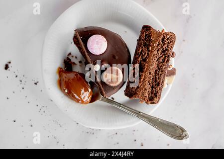 Argentinisches Schokoladenalfajor in weißer Landschaft. Typisch südamerikanisches Essen. Schokoladenkuchen mit Dulce de leche Füllung. Stockfoto