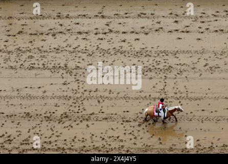 Louisville, Usa. Mai 2024. Ein Outtrider spaziert in den Churchill Downs vor dem Rennen der 150. Kentucky Oaks am Freitag, den 3. Mai 2024 in Louisville, Kentucky. Foto von John Sommers II/UPI Credit: UPI/Alamy Live News Stockfoto