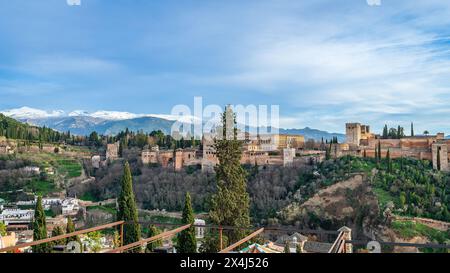 Granada, Spanien, 14. Februar 2024. Die Alhambra vom Mirador de San Nicolas in Granada. Stockfoto