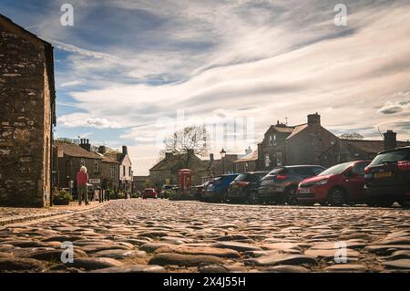 Ein helles HDR-Landschaftsbild des Square, Grassington Village im Yorkshire Dales National Park, England. 30. April 2024. Stockfoto