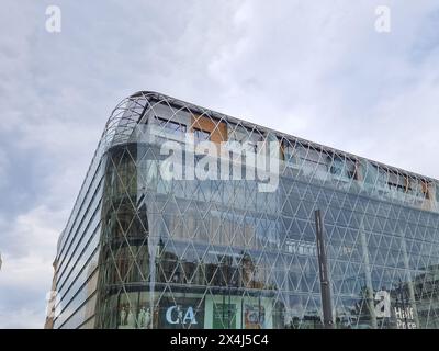 BUDAPEST/UNGARN - 06.05.2023: Das HalfPrice-Gebäude in Budapest, von der Seite erfasst, präsentiert ein markantes Profil vor der Skyline der Stadt. Seine s Stockfoto