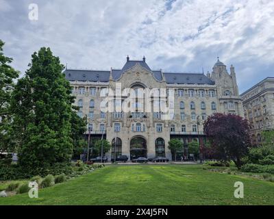 BUDAPEST/UNGARN - 06.05.2023: Gresham Palace, ein großartiges Beispiel für Jugendstilarchitektur, steht stolz am Ufer der Donau in B Stockfoto