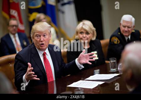 Donald Trump spricht während einer Zuhörveranstaltung im Roosevelt Room des Weißen Hauses am 7. Februar 2017 in Washington, DC, mit den Sheriffs des County. Stockfoto