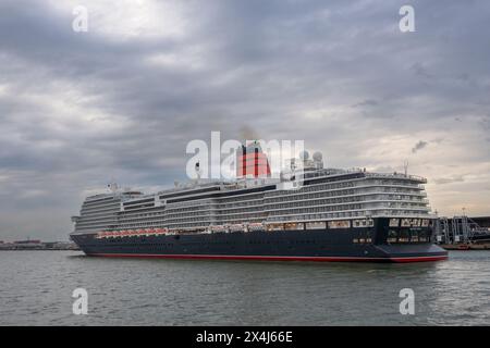 Cunards neuestes Kreuzfahrtschiff, Queen Anne, kommt zum ersten Mal im Hafen von Southampton an. Stockfoto