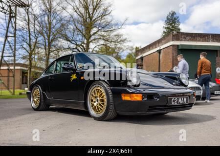 1990 Porsche 911 Carrera 2, ausgestellt auf dem April Scramble im Bicester Heritage Centre am 21. April 2024. Stockfoto