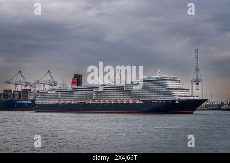 Cunards neuestes Kreuzfahrtschiff, Queen Anne, kommt zum ersten Mal im Hafen von Southampton an. Stockfoto