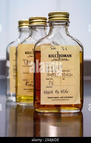 Samplel Bottels in Kilchoman Destillery, Islay, Schottland Stockfoto