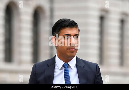 Der britische Schatzkanzler Rishi Sunak geht in der Nähe des Finanzministeriums in London, Großbritannien, am 3. Mai 2022. Stockfoto