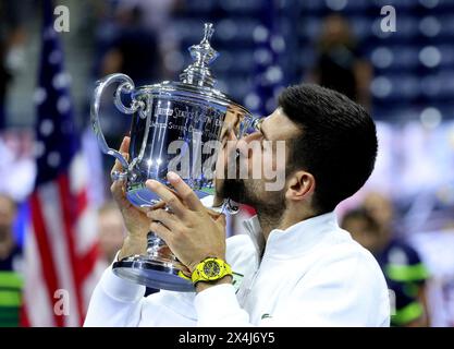 Tennis - U.S. Open - Flushing Meadows, New York, Vereinigte Staaten - 10. September 2023 Novak Djokovic feiert mit der Trophäe nach dem Sieg Stockfoto