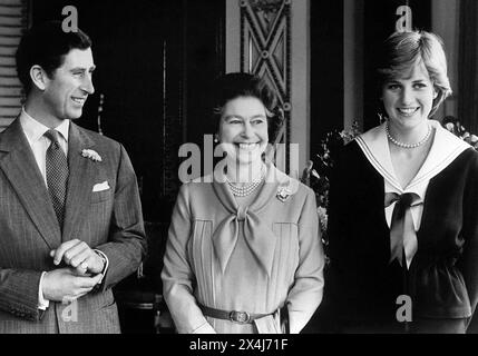 27. März 1981, zeigt Großbritanniens Queen Elizabeth II (C) mit ihrem Sohn Prinz Charles (L) und seiner damaligen Verlobten Lady Diana im Buckingham Palace in London. Stockfoto