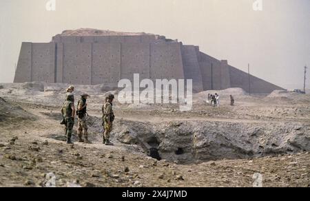 2. April 1991 Koalitionssoldaten erkunden die Ruinen der antiken sumerischen Stadt Ur im südlichen Irak. Im Hintergrund befindet sich der große Ziggurat. Stockfoto