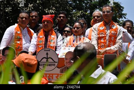 Mumbai, Indien. Mai 2024. MUMBAI, INDIEN – 3. MAI: Yamini Jadhav, Kandidat der Shiv Sena für South Mumbai, zusammen mit Rahul Narwekar, Mangal prabhat Lodha und Milind Deora, bei der Kundgebung bei der Einreichung der Wahlnominierung der Lok Sabha in Fort am 3. Mai 2024 in Mumbai, Indien. (Foto: Anshuman Poyrekar/Hindustan Times/SIPA USA) Credit: SIPA USA/Alamy Live News Stockfoto