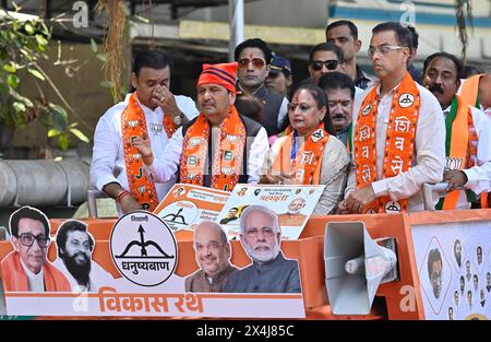 Mumbai, Indien. Mai 2024. MUMBAI, INDIEN – 3. MAI: Yamini Jadhav, Kandidat der Shiv Sena für South Mumbai, zusammen mit Rahul Narwekar, Mangal prabhat Lodha und Milind Deora, bei der Kundgebung bei der Einreichung der Wahlnominierung der Lok Sabha in Fort am 3. Mai 2024 in Mumbai, Indien. (Foto: Anshuman Poyrekar/Hindustan Times/SIPA USA) Credit: SIPA USA/Alamy Live News Stockfoto
