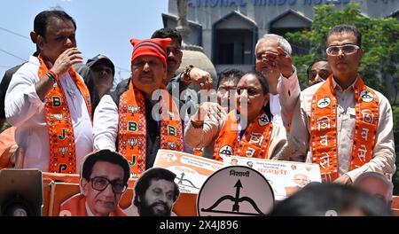 Mumbai, Indien. Mai 2024. MUMBAI, INDIEN – 3. MAI: Yamini Jadhav, Kandidat der Shiv Sena für South Mumbai, zusammen mit Rahul Narwekar, Mangal prabhat Lodha und Milind Deora, bei der Kundgebung bei der Einreichung der Wahlnominierung der Lok Sabha in Fort am 3. Mai 2024 in Mumbai, Indien. (Foto: Anshuman Poyrekar/Hindustan Times/SIPA USA) Credit: SIPA USA/Alamy Live News Stockfoto
