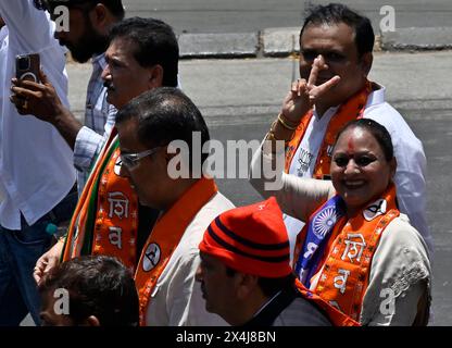 Mumbai, Indien. Mai 2024. MUMBAI, INDIEN – 3. MAI: Yamini Jadhav, Shiv Sena-Kandidat für South Mumbai, zusammen mit Yeshwant Jadhav, Rahul Narwekar, Mangal prabhat Lodha und Milind Deora, bei der Kundgebung bei der Einreichung der Wahlnominierung des Lok Sabha in Fort am 3. Mai 2024 in Mumbai, Indien. (Foto: Anshuman Poyrekar/Hindustan Times/SIPA USA) Credit: SIPA USA/Alamy Live News Stockfoto