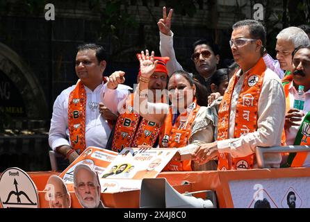 Mumbai, Indien. Mai 2024. MUMBAI, INDIEN – 3. MAI: Yamini Jadhav, Kandidat der Shiv Sena für South Mumbai, zusammen mit Rahul Narwekar, Mangal prabhat Lodha und Milind Deora, bei der Kundgebung bei der Einreichung der Wahlnominierung der Lok Sabha in Fort am 3. Mai 2024 in Mumbai, Indien. (Foto: Anshuman Poyrekar/Hindustan Times/SIPA USA) Credit: SIPA USA/Alamy Live News Stockfoto