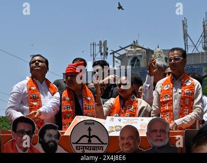 Mumbai, Indien. Mai 2024. MUMBAI, INDIEN – 3. MAI: Yamini Jadhav, Kandidat der Shiv Sena für South Mumbai, zusammen mit Rahul Narwekar, Mangal prabhat Lodha und Milind Deora, bei der Kundgebung bei der Einreichung der Wahlnominierung der Lok Sabha in Fort am 3. Mai 2024 in Mumbai, Indien. (Foto: Anshuman Poyrekar/Hindustan Times/SIPA USA) Credit: SIPA USA/Alamy Live News Stockfoto