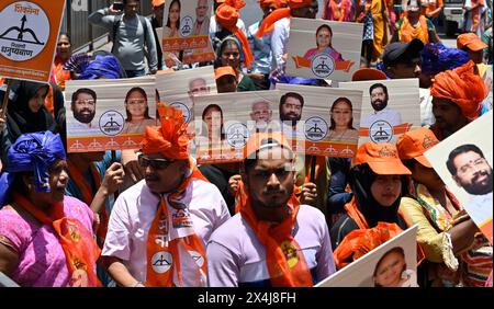 Mumbai, Indien. Mai 2024. MUMBAI, INDIEN – 3. MAI: Unterstützer der NCP, Shiv Sena und BJP während der Kundgebung von Yamini Jadhav, Shiv Sena Kandidat für Süd-Mumbai, bevor sie am 3. Mai 2024 in Mumbai, Indien die Nominierung der Lok Sabha in Fort einreichten. (Foto: Anshuman Poyrekar/Hindustan Times/SIPA USA) Credit: SIPA USA/Alamy Live News Stockfoto