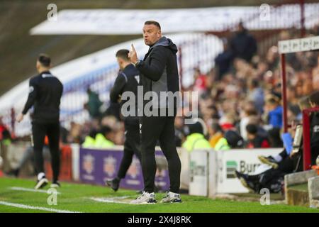 Barnsley, Großbritannien. Mai 2024. Bolton Wanderers Manager Ian Evatt Gesten während des Barnsley FC gegen Bolton Wanderers FC SKY Bet League One Play-offs Halbfinale 1st Leg in Oakwell, Barnsley, England, Großbritannien am 3. Mai 2024 Credit: Every Second Media/Alamy Live News Stockfoto