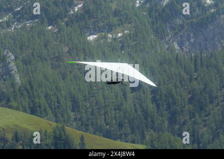 Drachengleiten über das Bergtal in der Nähe des Jennerbergs und des Königssees im Nationalpark Berchtesgaden, Deutschland, Europa. Naturschönheiten-Konzept zurück Stockfoto